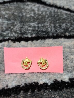 VINTAGE EQUESTRIAN-STYLE HORSE HEAD CRYSTAL HORSESHOE STUD EARRINGS